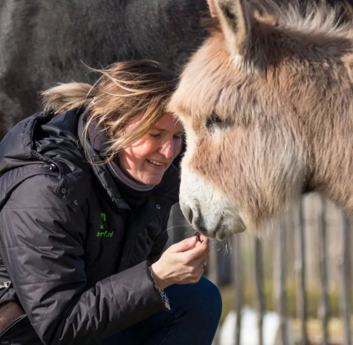 Yvonne Paardekooper met een ezel bij ’t Bonte erf
