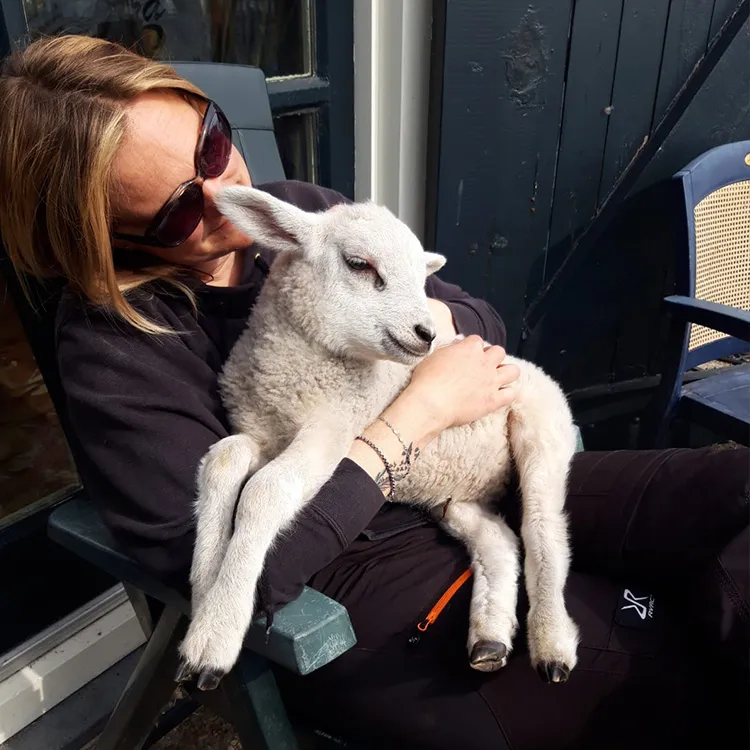 Yvonne Paardekooper met een lammetje bij ’t Bonte erf
